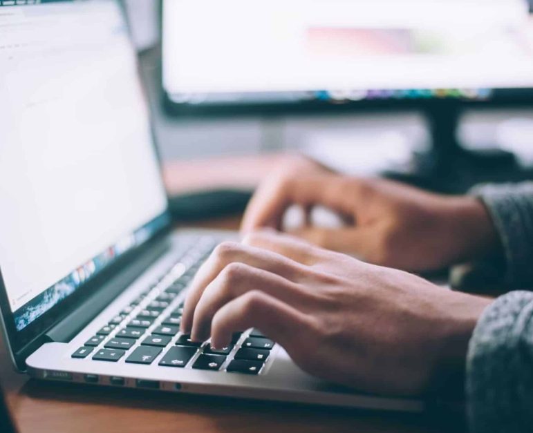 Index Game Domain-Management - Mann am Laptop